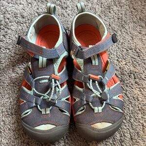 Keen waterproof shoes size 3 in great condition